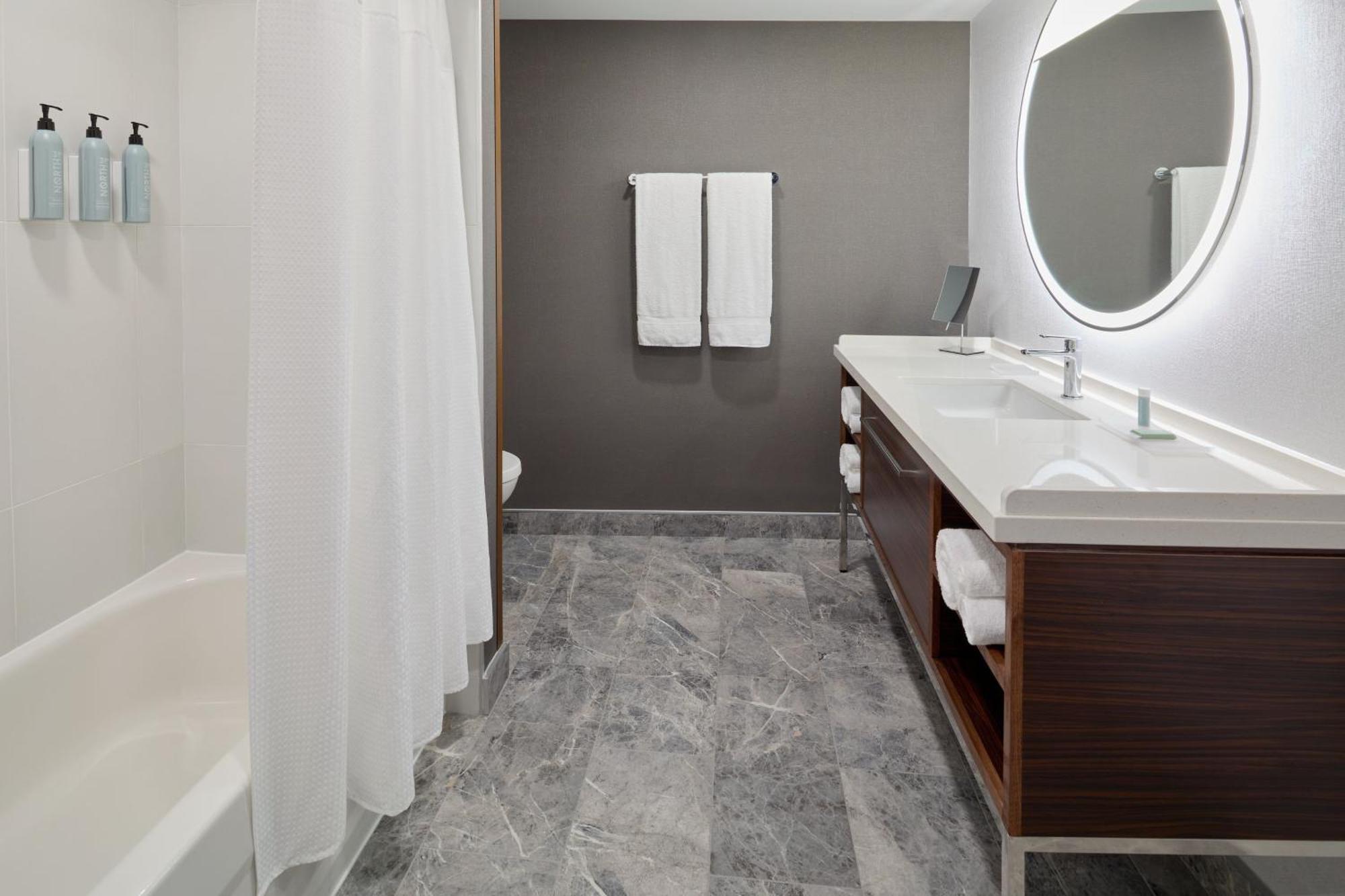 Courtyard By Marriott Montreal Laval Otel Dış mekan fotoğraf